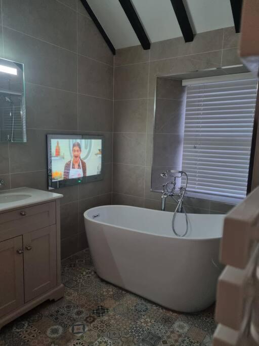 Luxurious Cottage With Hot Tub, Lake District Duddon Bagian luar foto